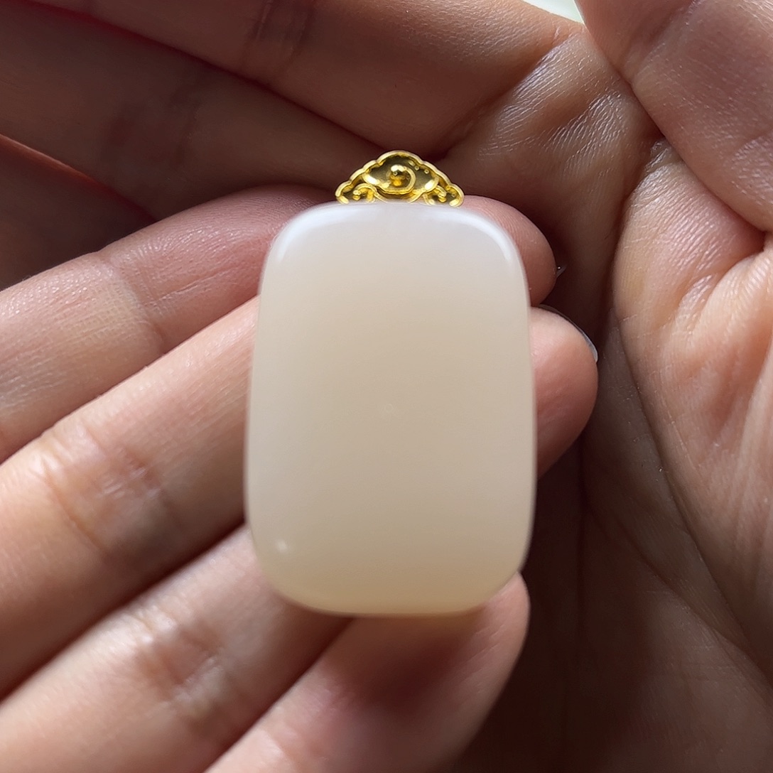 和田玉吊坠18K金镶嵌白***9