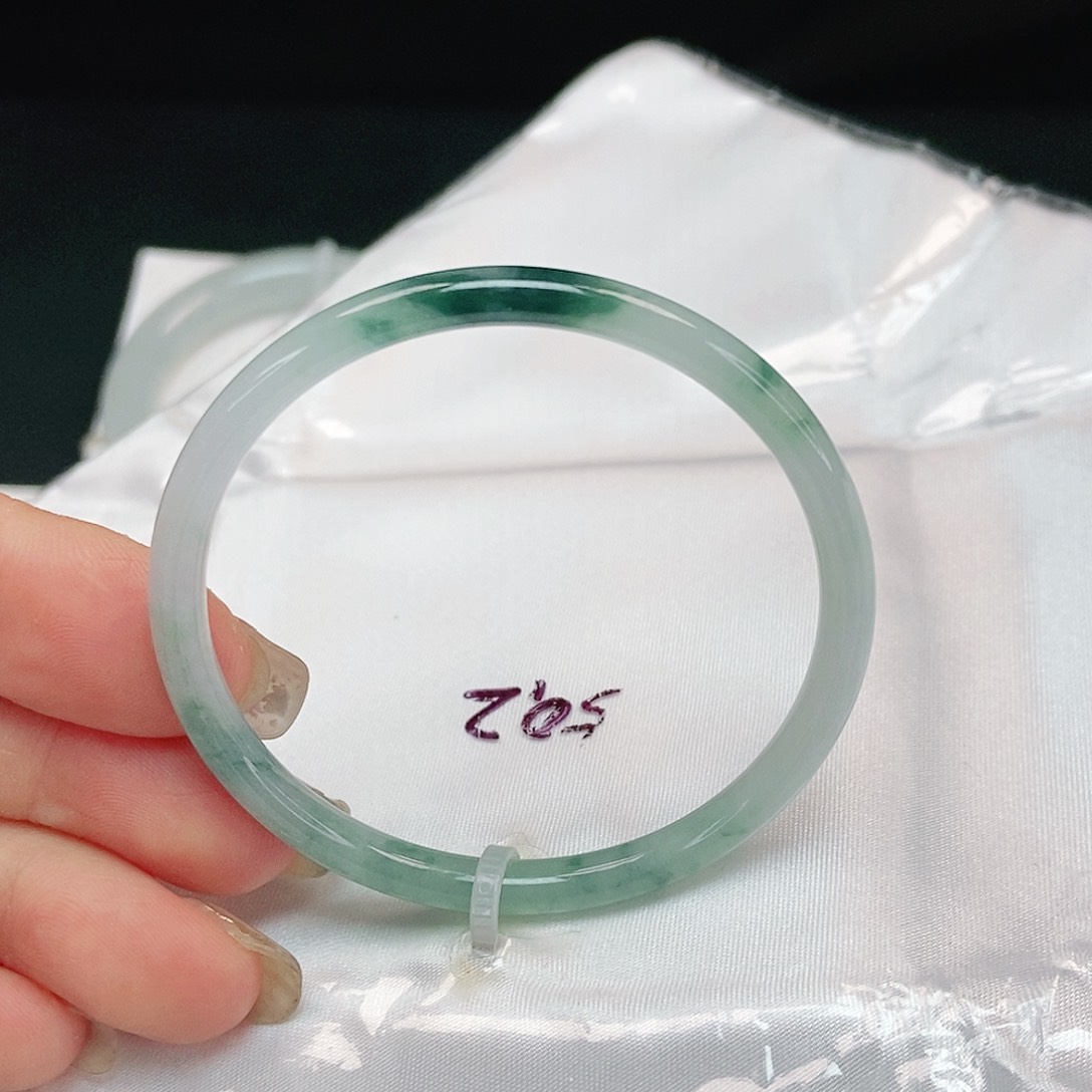 翡翠手镯未镶嵌叮当