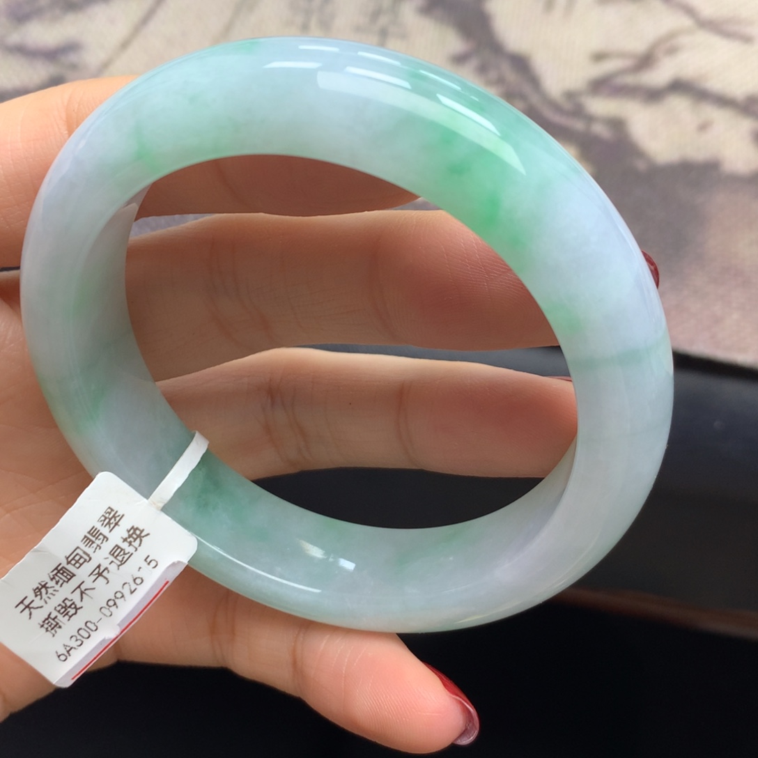 翡翠未镶嵌手镯飘绿