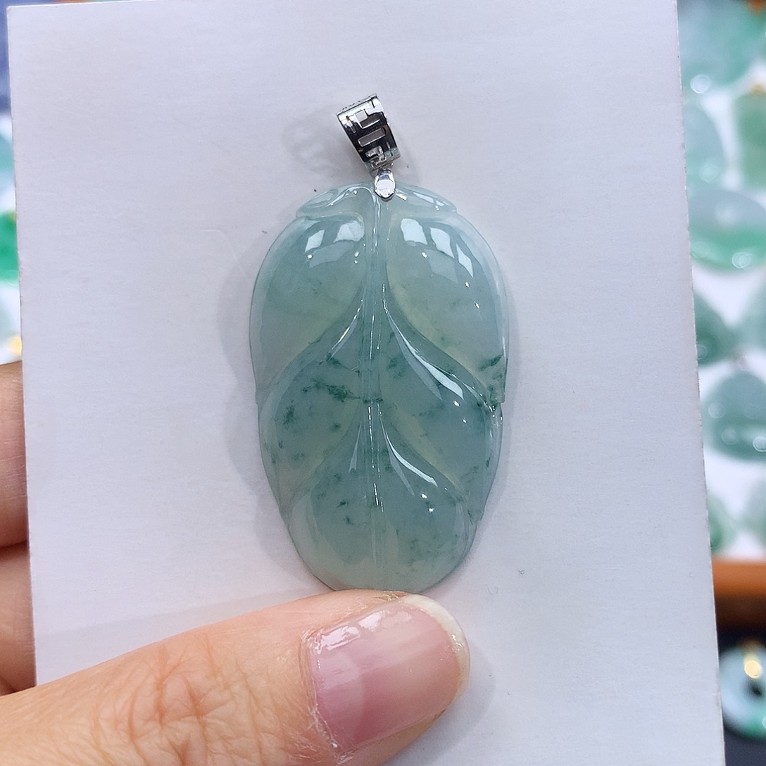 翡翠18K金镶嵌颈饰翡翠吊坠