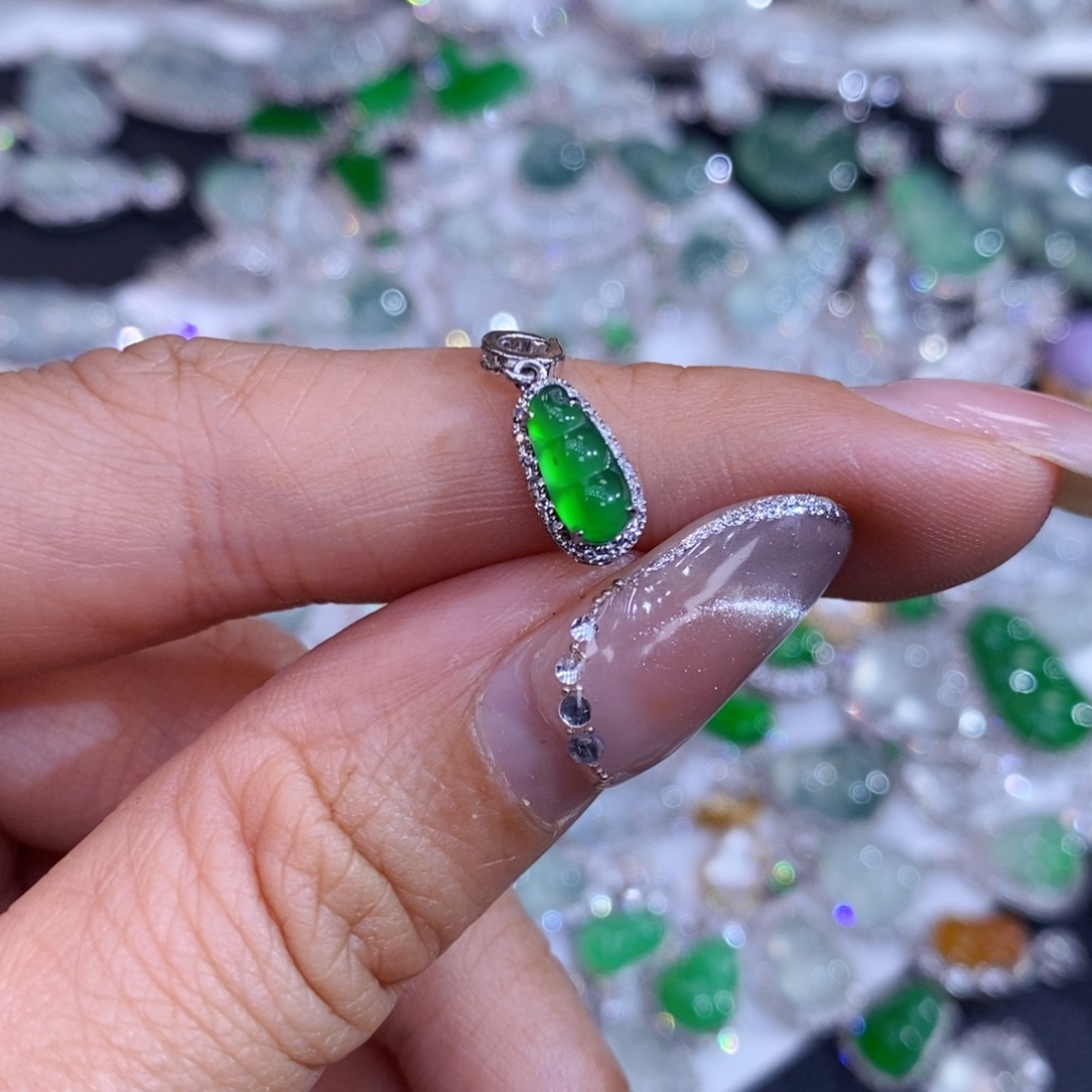 翡翠18K金镶嵌颈饰