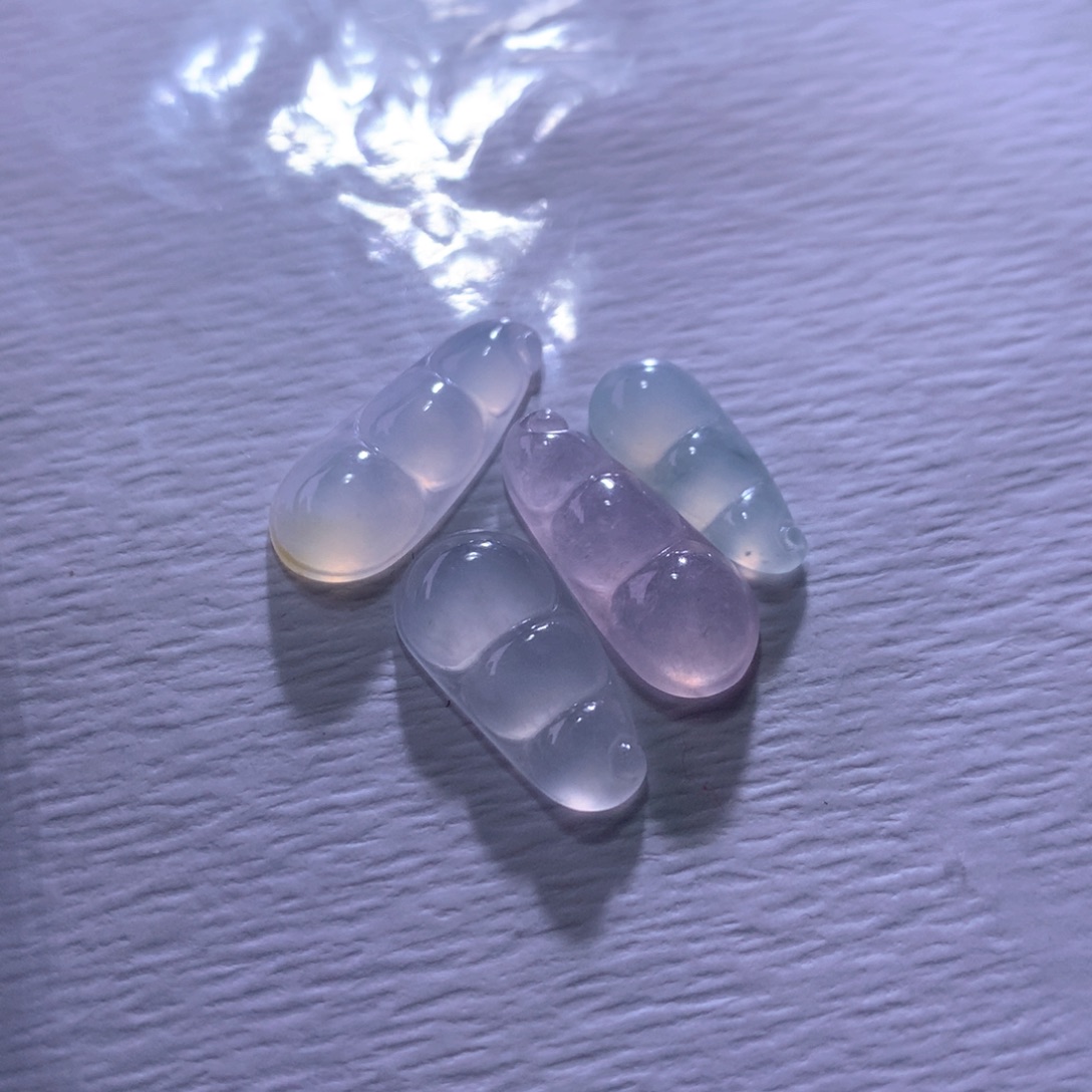 翡翠未镶嵌颈饰一手