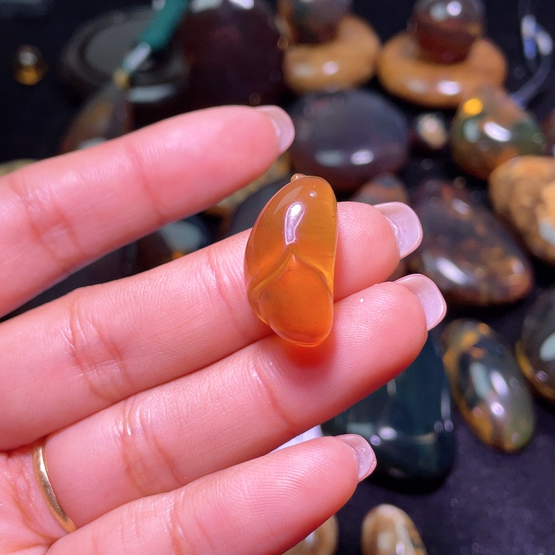 琥珀裸石未镶嵌？