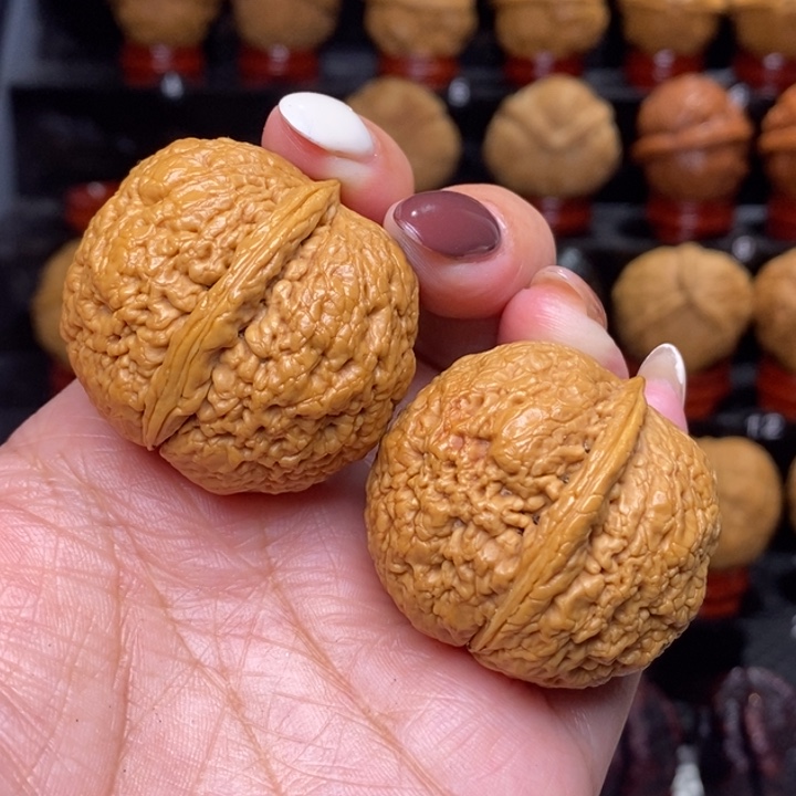 文玩核桃把件蚂蚁纹元宝…………11