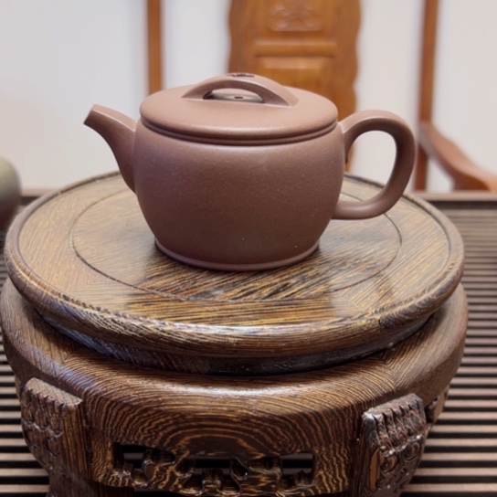 紫砂茶壶黄龙山原矿底槽清半手工（170 cc）