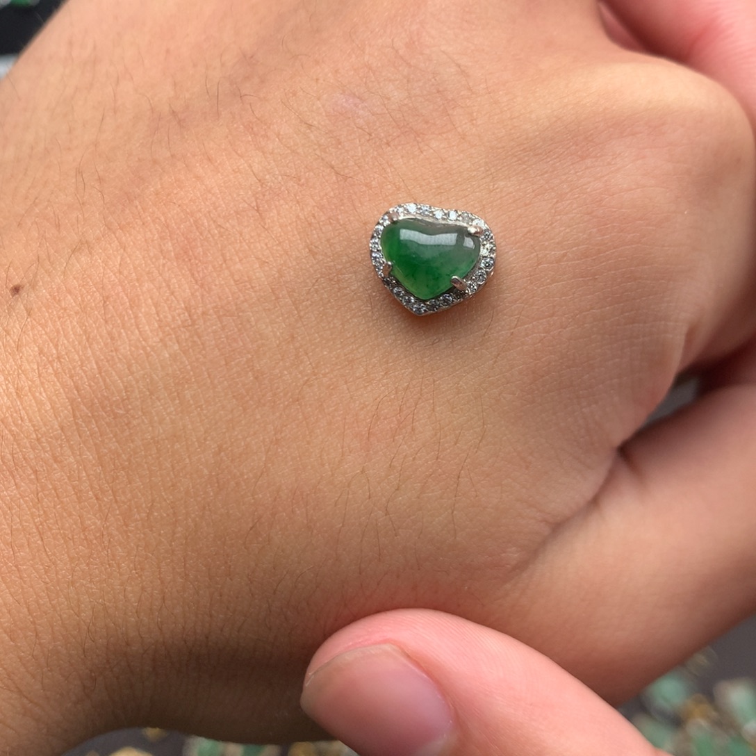 L***c翡翠未镶嵌颈饰你是