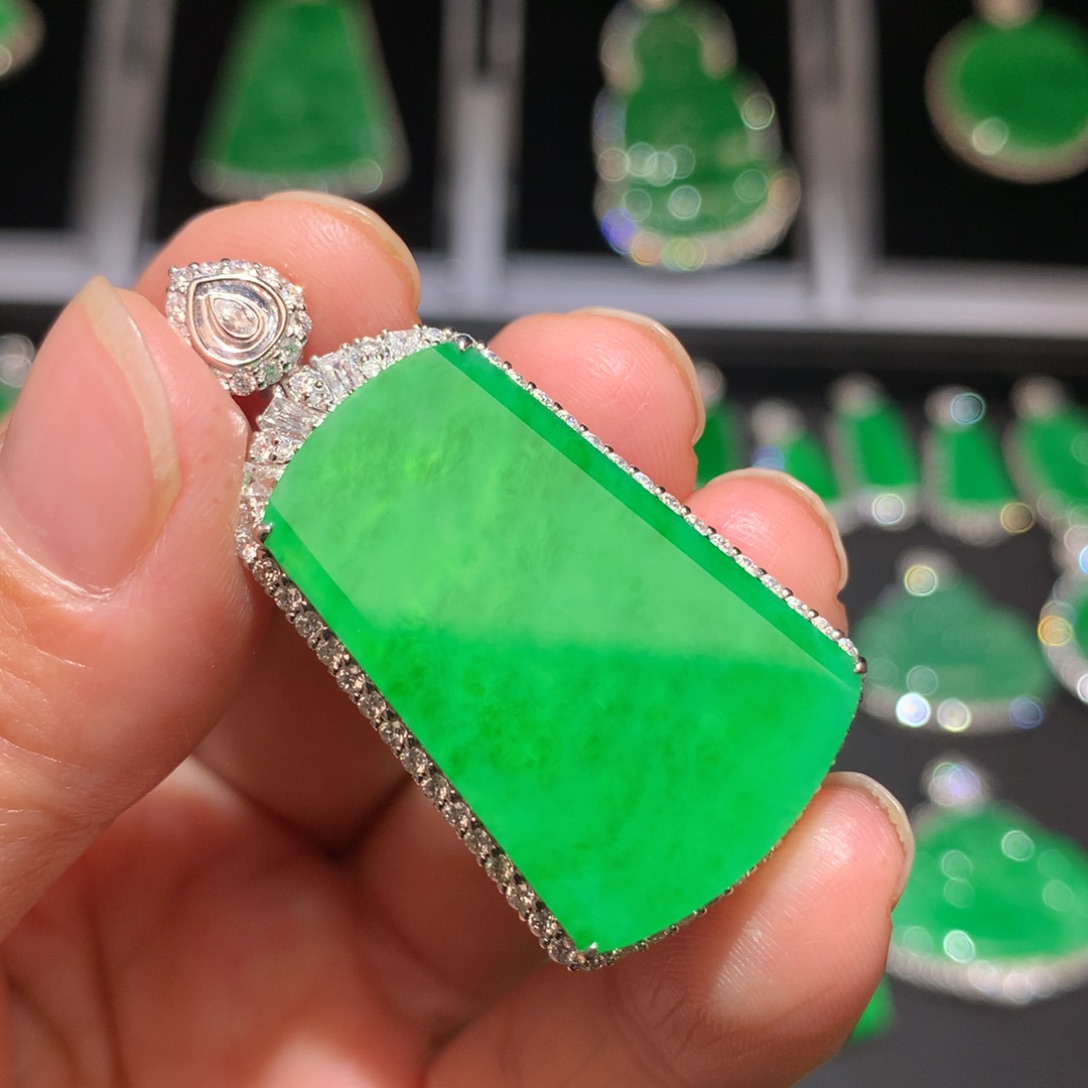 翡翠颈饰18K金镶嵌翡翠