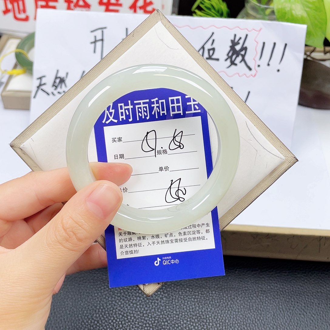 和田玉手镯未镶嵌