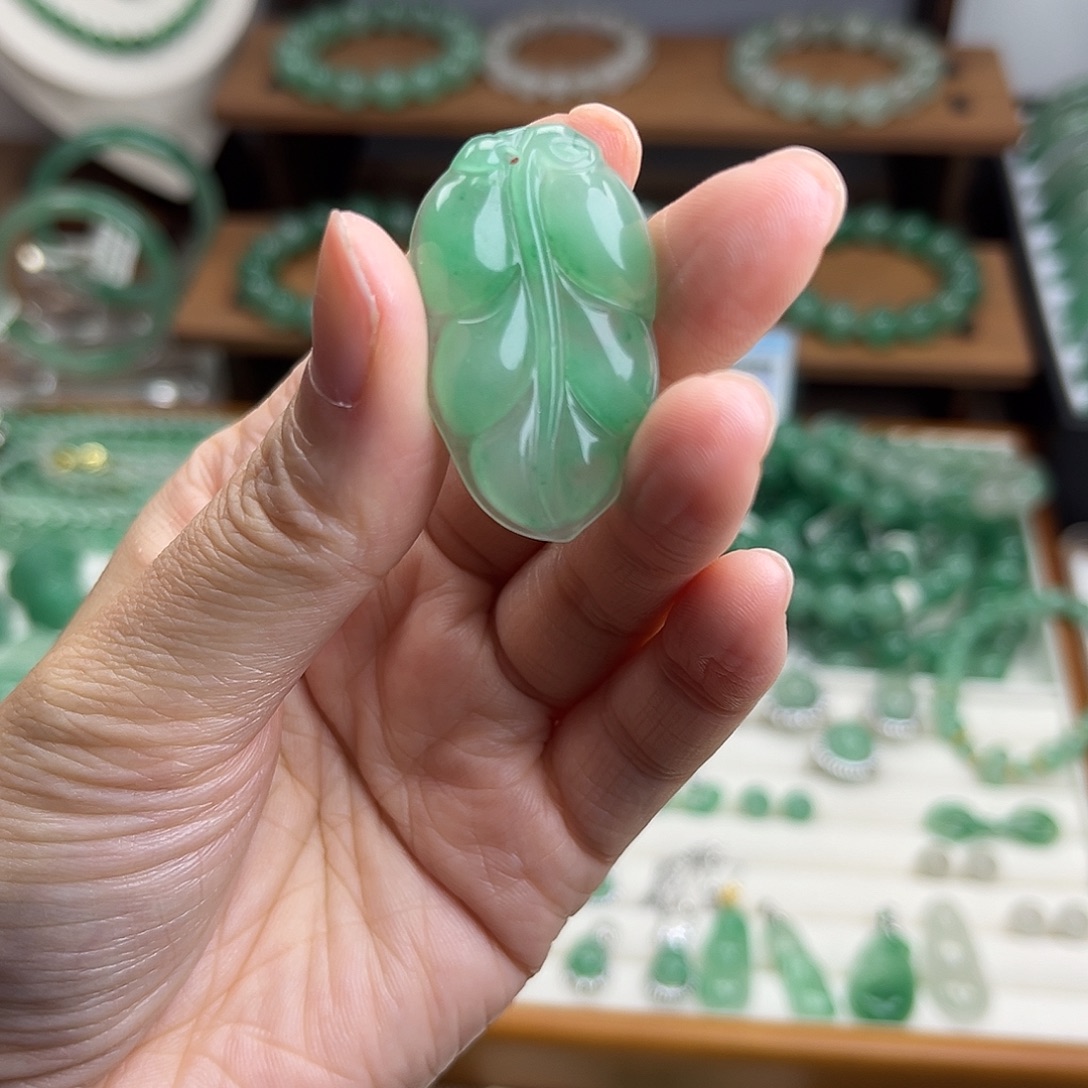 石英质玉（非洲翠）未镶嵌颈饰叶子挂坠