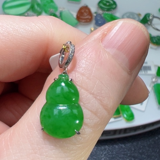 颈饰18K金镶嵌翡翠