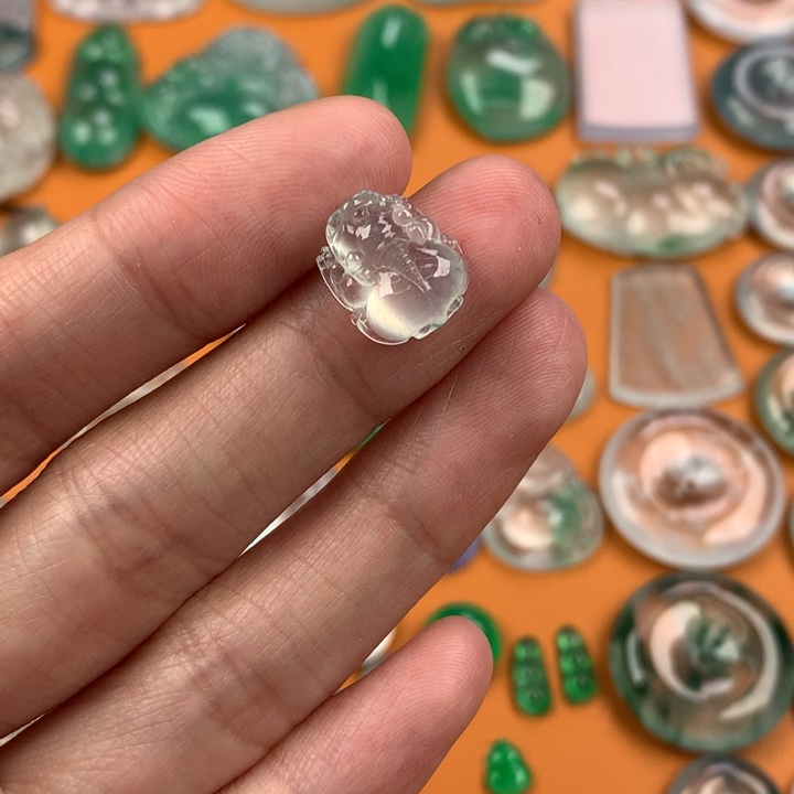 翡翠挂件未镶嵌….