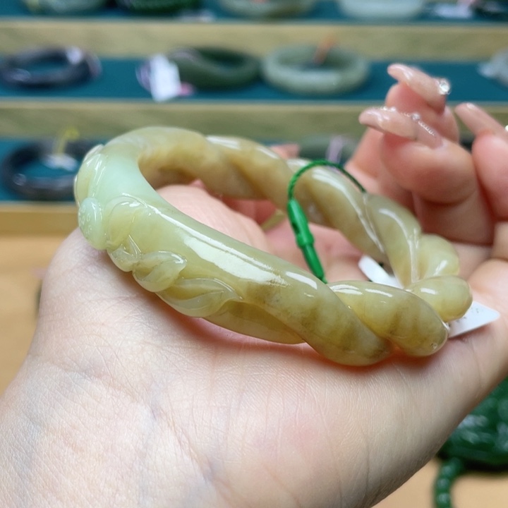 和田玉手镯58圈口。编号49未镶嵌焦*霞