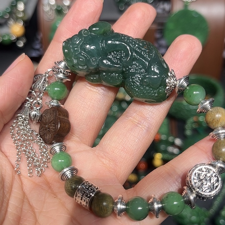 颈饰未镶嵌和田玉（糖玉）