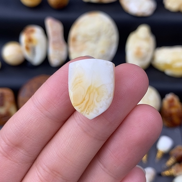 琥珀未镶嵌裸石盾牌吊坠c133