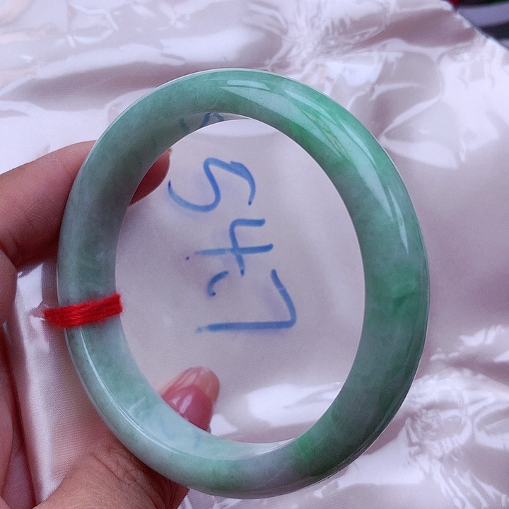 翡翠手镯未镶嵌翡翠