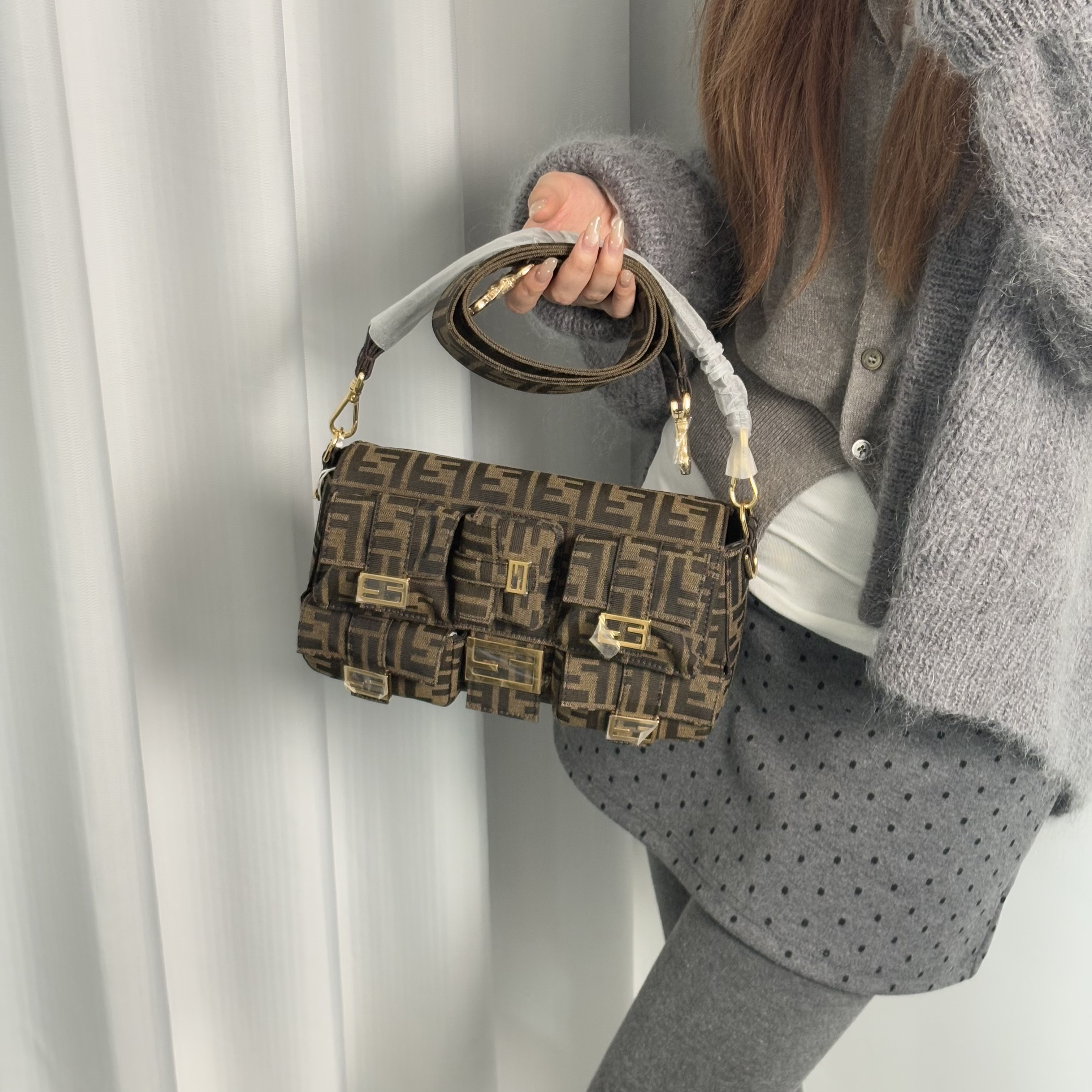 95新 FENDI/芬迪 老花多口袋手提斜挎包sq