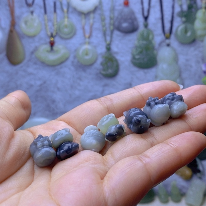 和田玉颈饰未镶嵌蛋**瓜