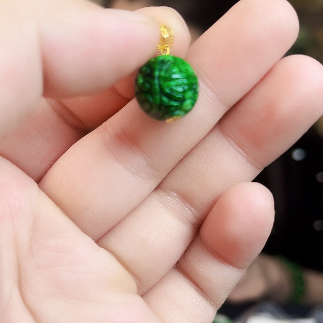 翡翠18K金镶嵌颈饰吊坠