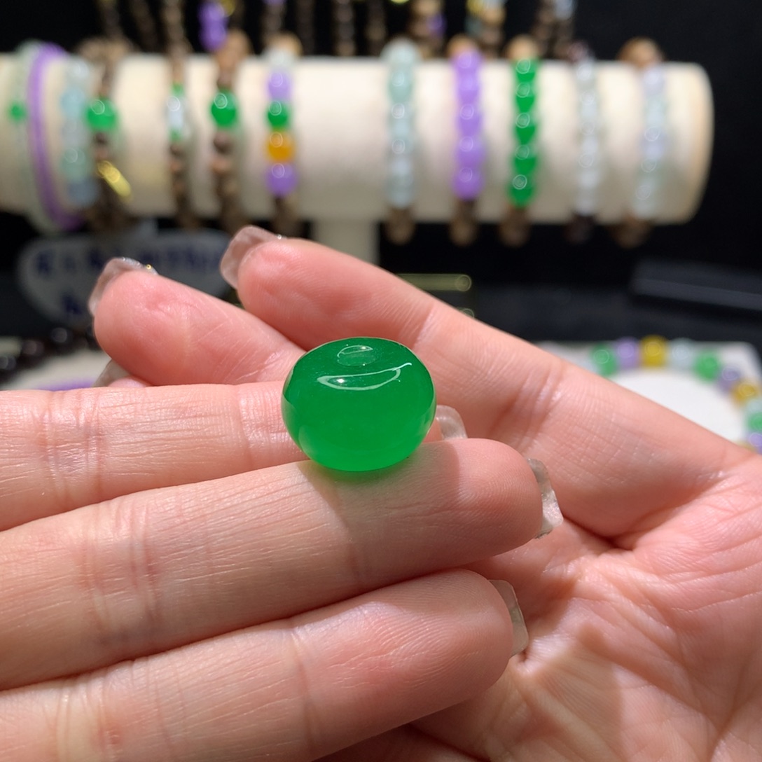 只买单纯的吊坠，没带链子，属的性质。满绿平安扣桶珠