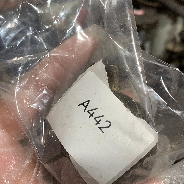 映***红瓷片442号工艺品公司