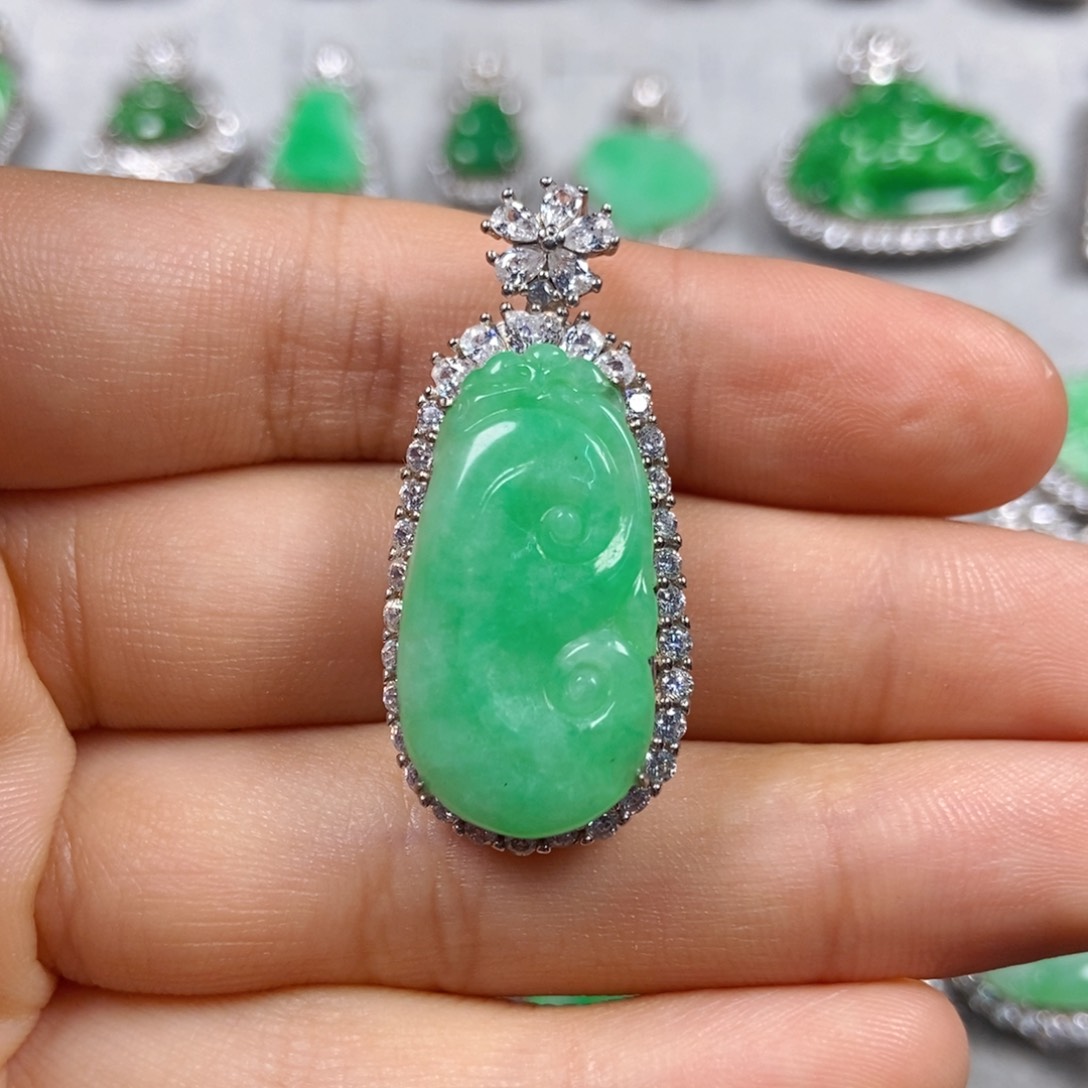 翡翠未镶嵌颈饰如意