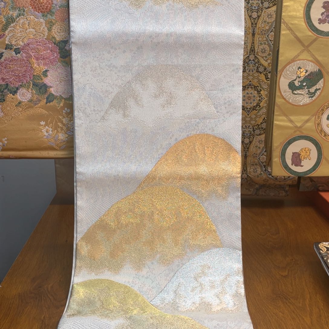 织绣六通金织连山