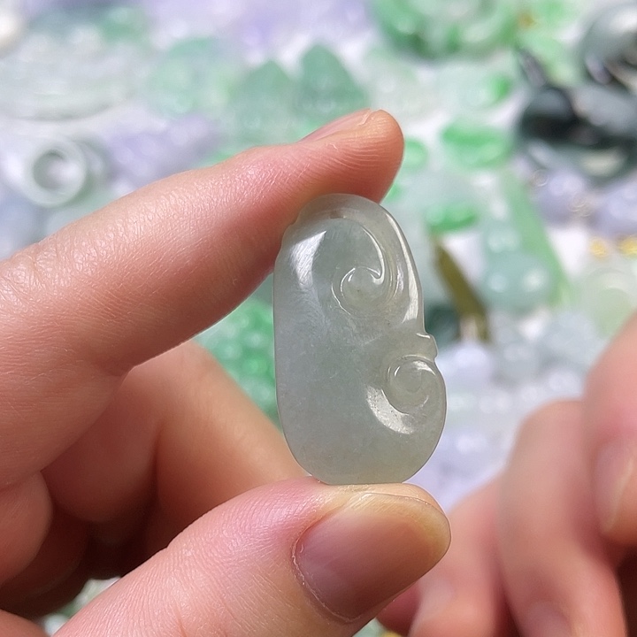 翡翠未镶嵌颈饰如意