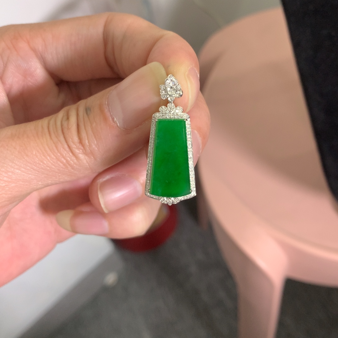 小***.翡翠18K金镶嵌颈饰翡翠