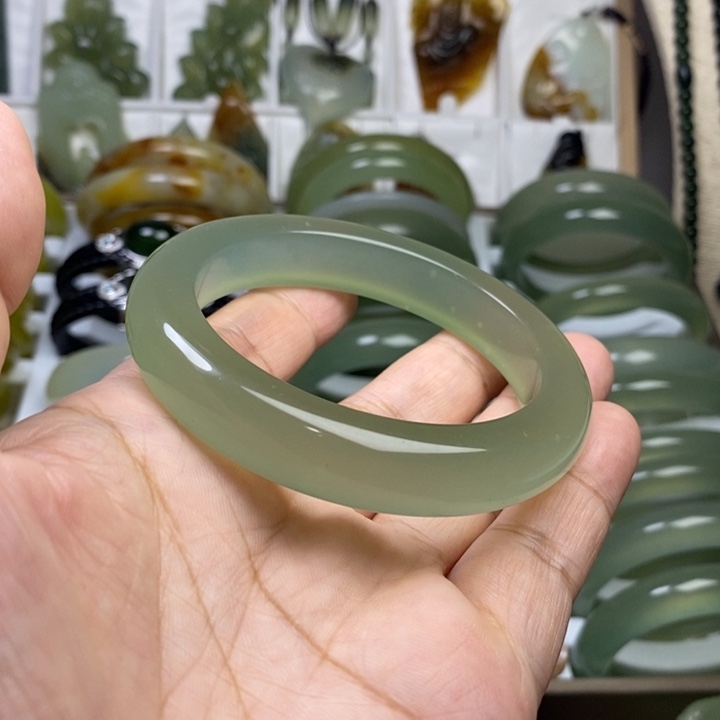 蛇纹石玉手镯未镶嵌