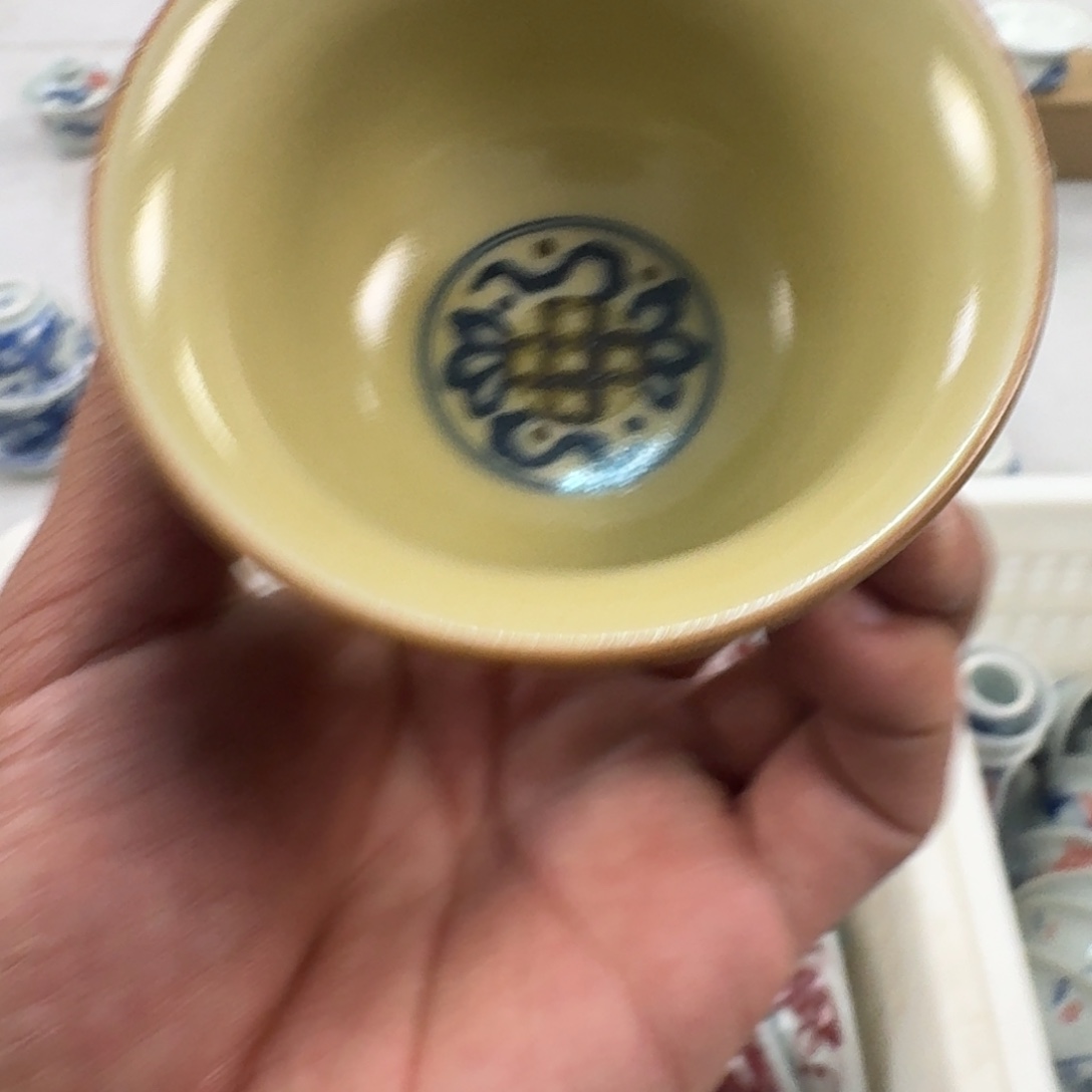 摆件釉里金狮子主人压手杯