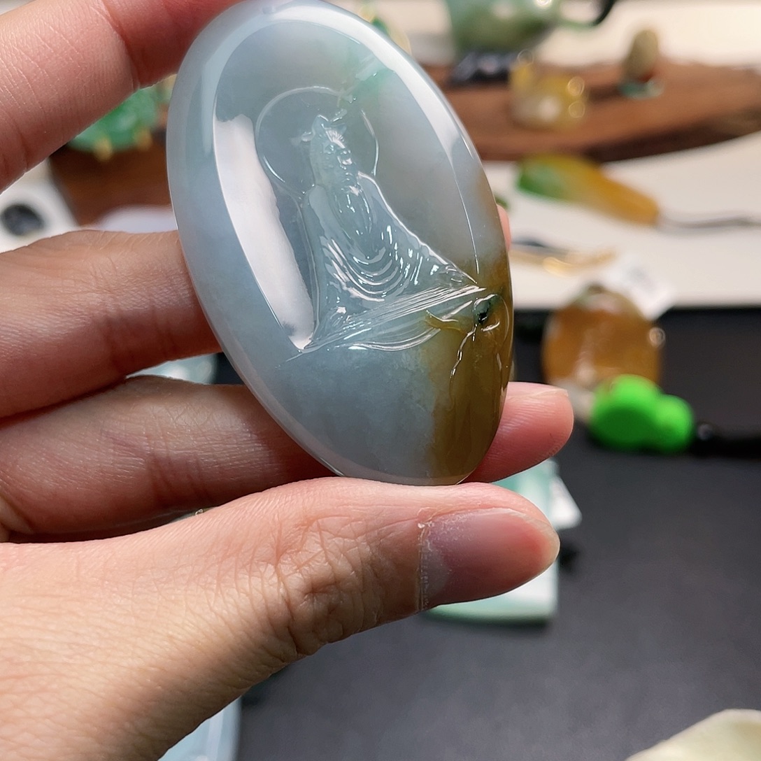 翡翠未镶嵌颈饰上善若水