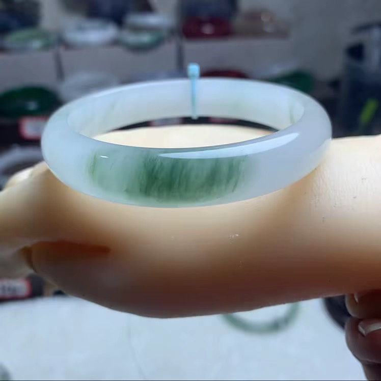 新疆天然天山翠玉镯一口翠飘花适合送长辈60mm