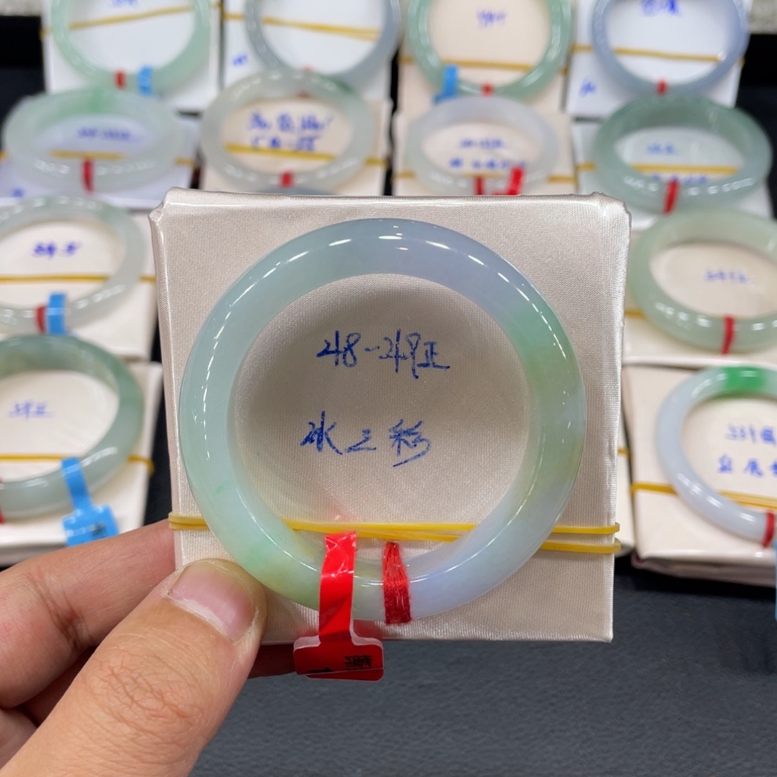 翡翠手镯未镶嵌天然翡翠
