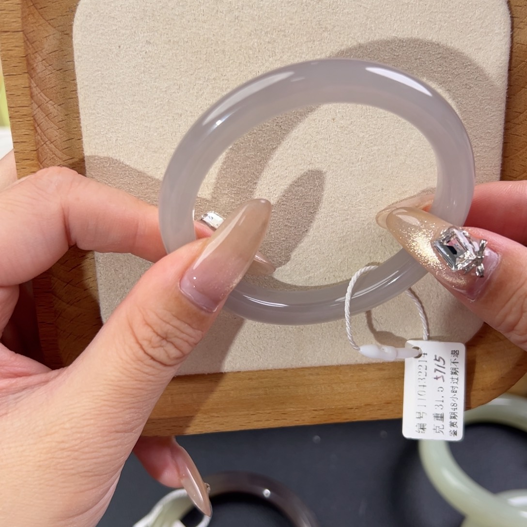 哆***冰和田玉未镶嵌手镯