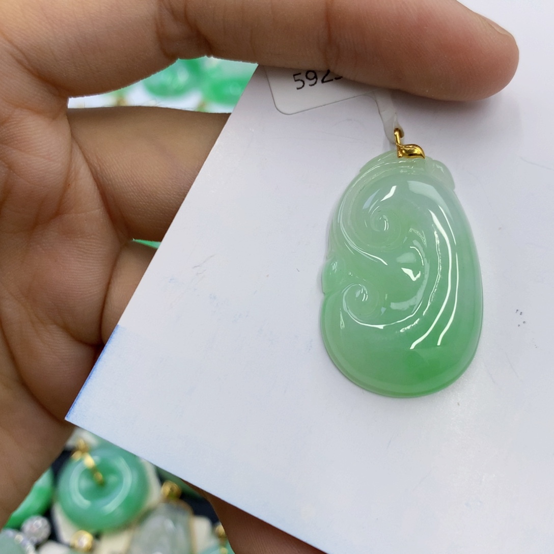 翡翠18K金镶嵌颈饰翡翠