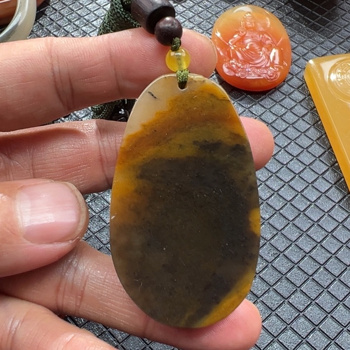 石英质玉（黄龙玉）颈饰未镶嵌