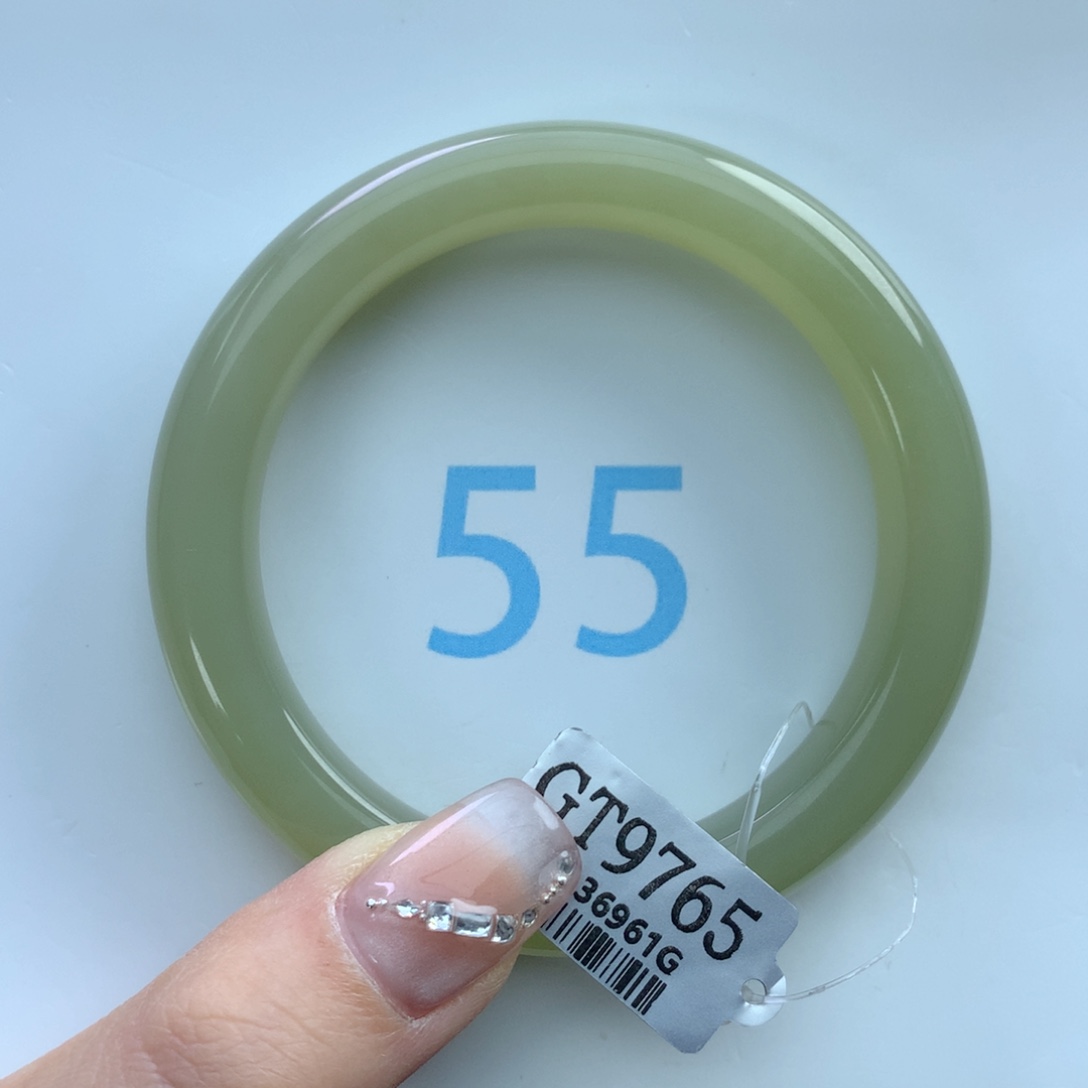 和田玉手镯未镶嵌上**?