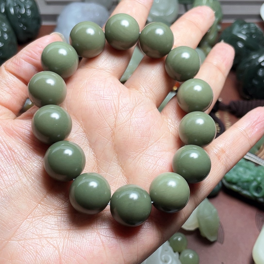 和田玉未镶嵌把件春*