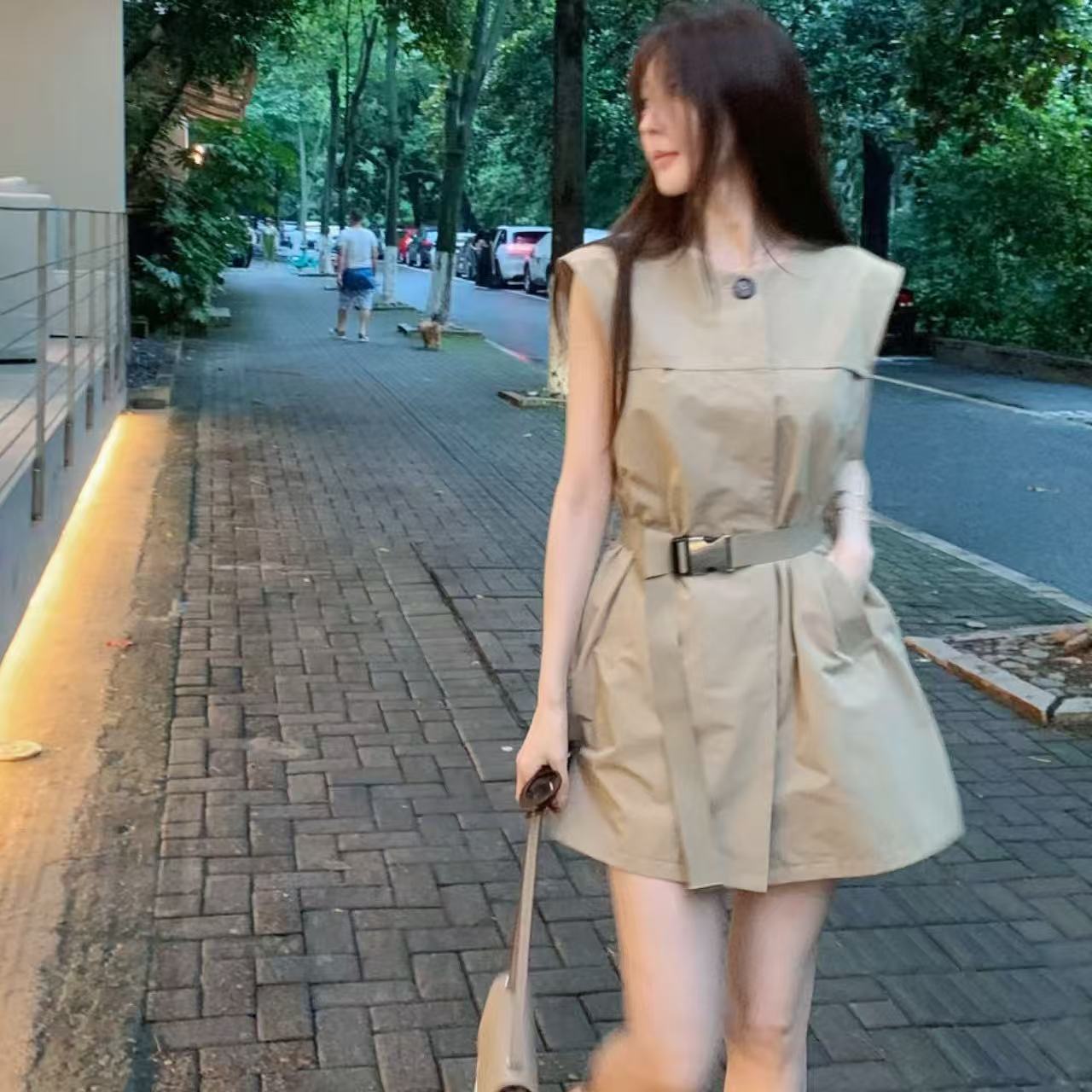 2025夏季新款气法式复古卡其色气质设计感收腰显瘦无袖衬衫连衣裙