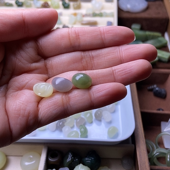 擎***柱和田玉未镶嵌手链