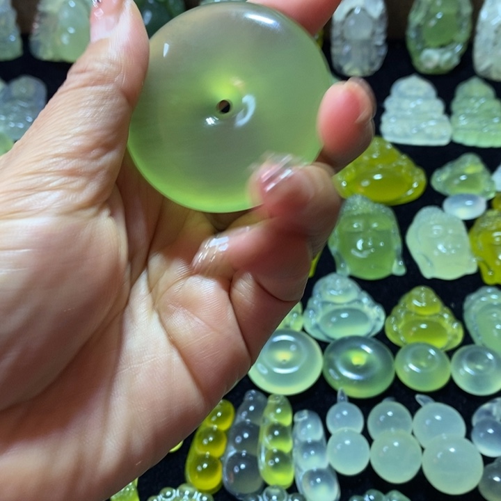 蛇纹石玉未镶嵌颈饰