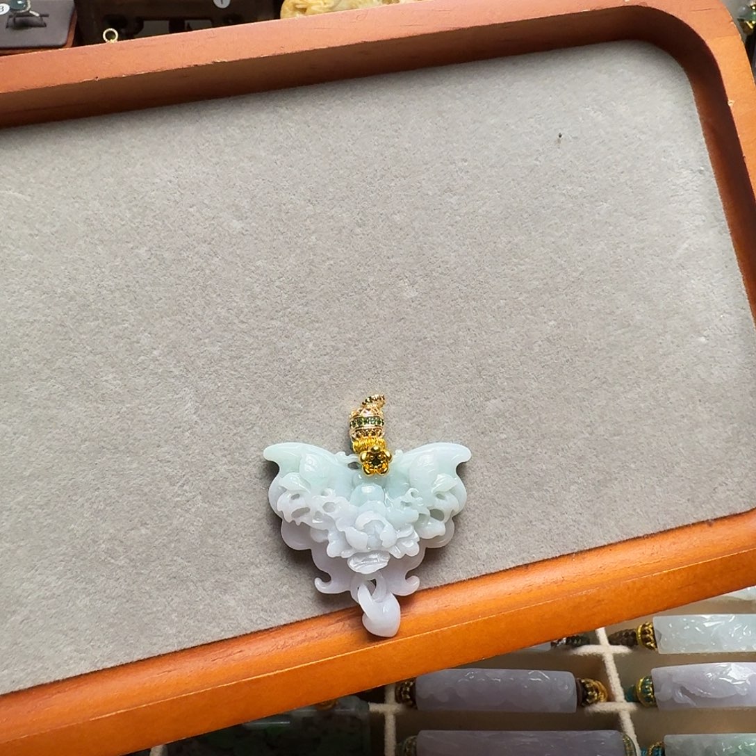 翡翠未镶嵌吊坠(赠链)