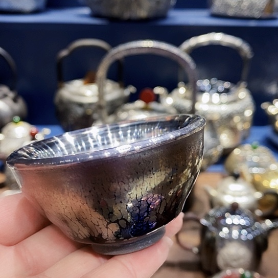 建载的瓷包银茶杯发漏了