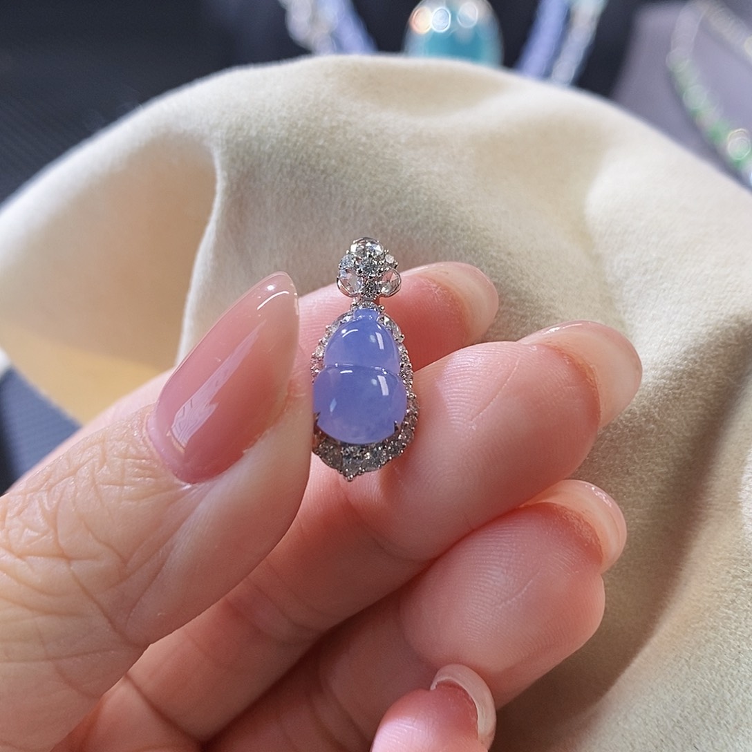 翡翠把件18K金镶嵌小*妈葫芦