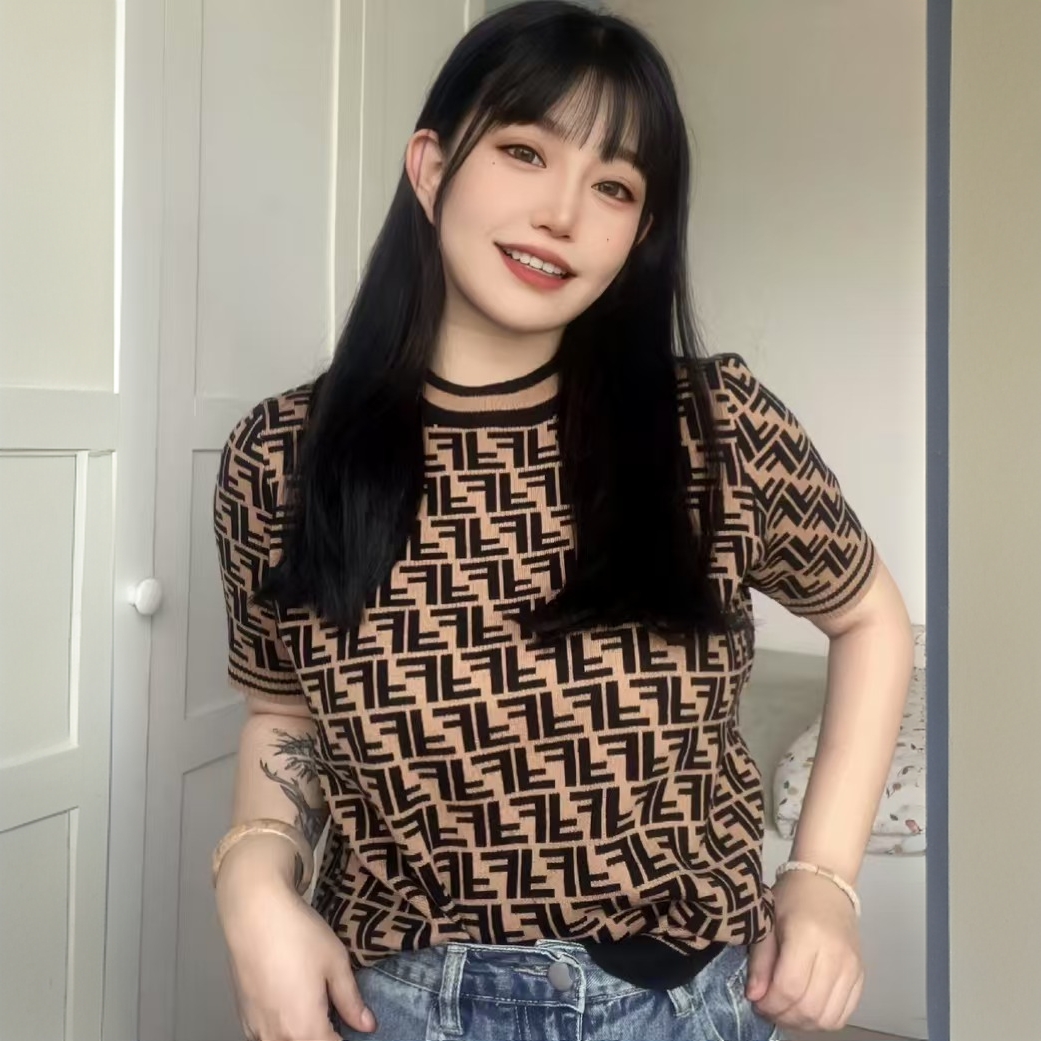 99新 FENDI/芬迪 H13578 棕色logo老花满印针织短袖 44 L