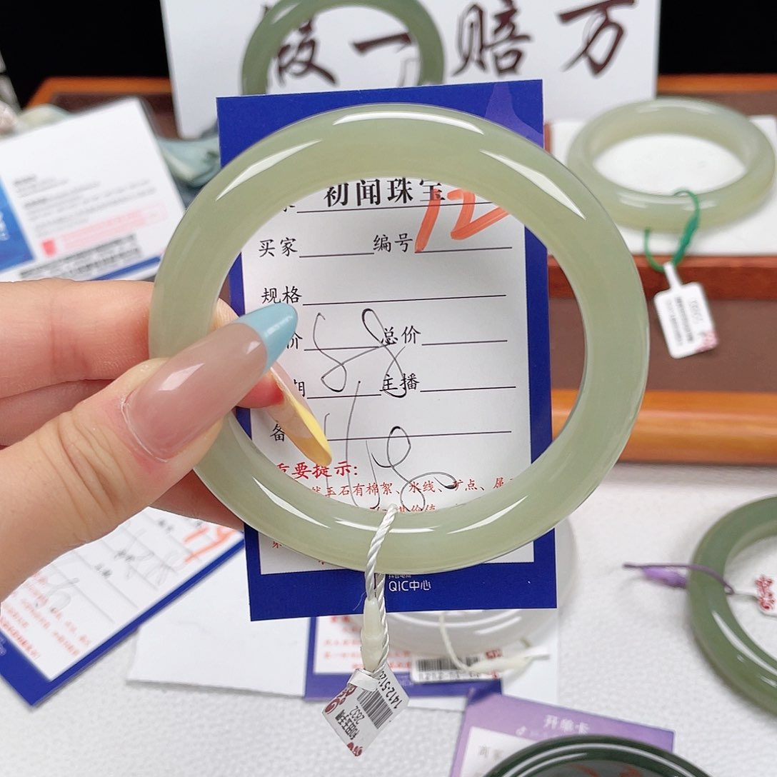 和田玉手镯未镶嵌