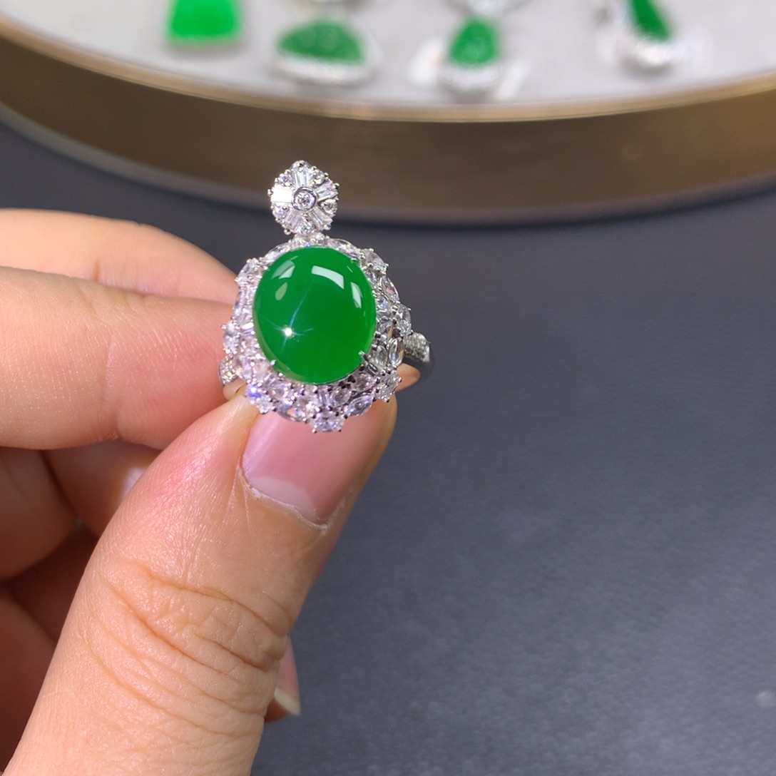 翡翠戒指18K金镶嵌翡翠