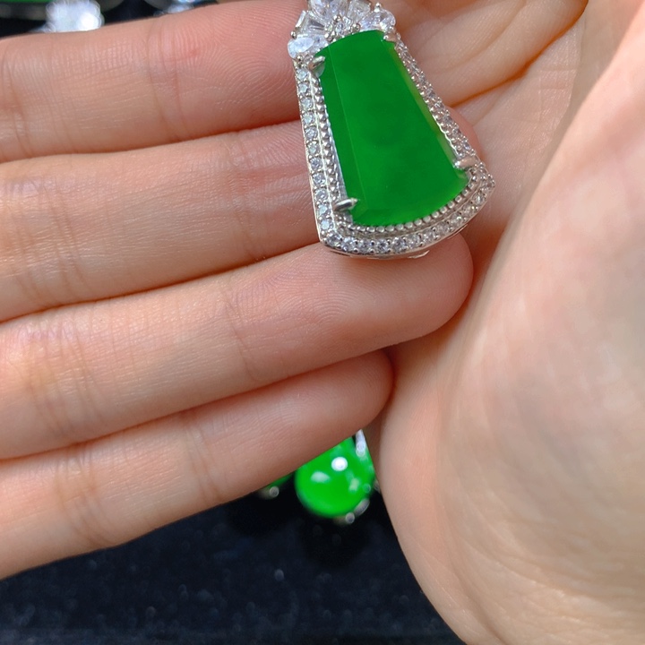 小***辣翡翠银S925镶嵌颈饰一个