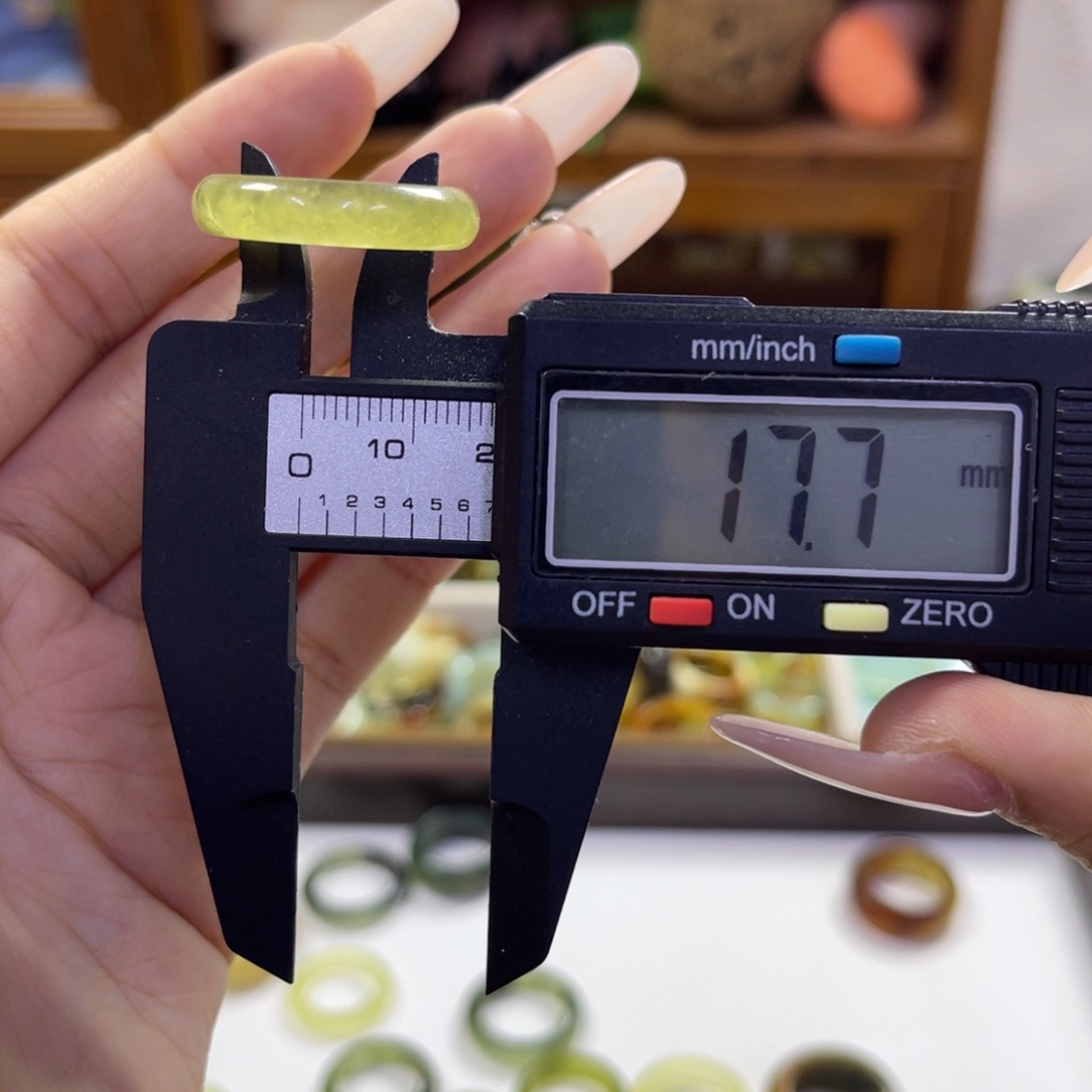 蛇纹石玉未镶嵌手镯112