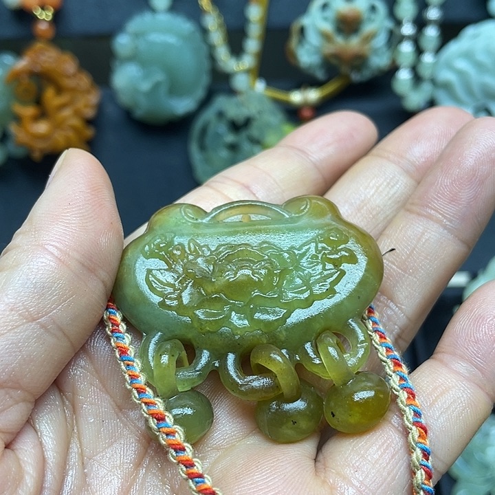 未镶嵌蛇纹石玉颈饰